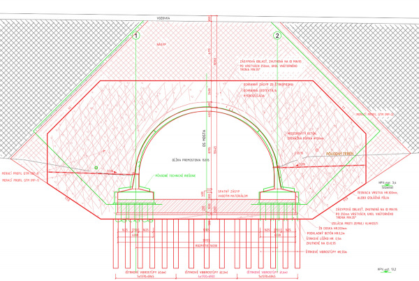 Pozdĺžny rez objektom 212-00 Most na R4 v km 13,50 nad bezmenným potokom a poľnou cestou s vyznačenou zmenou zakladania a nosnej konštrukcie